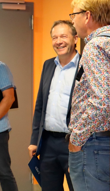 Andreas Scher zeigt unseren Besuchern das Rechenzentrum Andreas Scher zeigt unseren Besuchern das Rechenzentrum