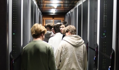 Schülergruppe des Pädaggiums Schwerin zu Gast im Rechenzentrum Schülergruppe des Pädaggiums Schwerin zu Gast im Rechenzentrum