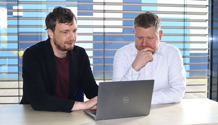 Carsten Thinius und Norman Brügmann in einer Besprechung vor dem Labtop