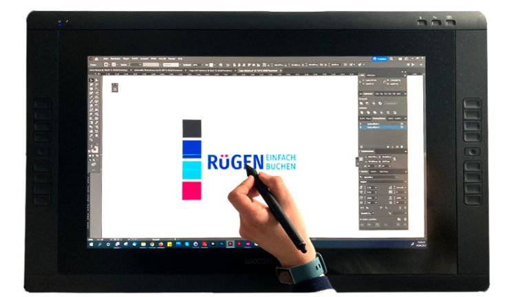Logo Ruegen einfach buchen während der kreativen Bearbeitung auf dem Designtablet